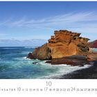 "Fels in der Brandung," Kalenderblatt für Oktober. Felsen am Meer, blaues Wasser, klarer Himmel. CASA RES EDITION.