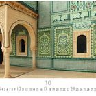 "Zarzis", "CASARES EDITION", Oktoberdaten. Ornamentale Architektur mit gemusterten Fliesen, Bögen und Fenstern.