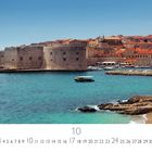 Dubrovnik Hafen. Kalenderansicht für Oktober. Historische Stadtmauern am türkisfarbenen Meer mit Booten im Hafen.