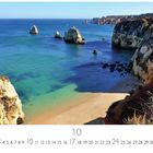 Algarve. Zahlen 1-31 unten. Casares Edition. Küstenlandschaft mit blauem Meer, Sandstrand und Felsformationen.