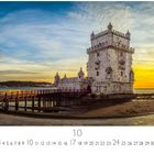 "Torre Belem", Monatskalender für Oktober mit einem historischen Turm bei Sonnenuntergang am Wasser.