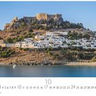 Text: „Rhodos, Lindos“. Unter blauem Himmel thront eine alte Burg über weißen Häusern an einem Hügel über dem Meer.