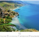 Küste bei Preveli. Zahl 10 groß in der Mitte. Küstenlandschaft mit klarem blauem Wasser, Strand und grünen Hügeln.