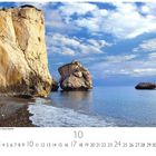 „Petra tou Romiou, Aphrodite’s Geburtsplatz.“ Kalender, Oktober. Küstenlandschaft mit großen Felsen im Meer.