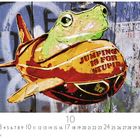 Text: "JUMPING IS FOR STUPID". Illustration eines Frosches in einem Flugzeug vor einer bunten Wand. Kalender unten.