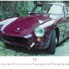 "Austin-Healey Sebring", ein klassisches, burgunderfarbenes Auto, steht auf Kopfsteinpflaster vor einer Backsteinmauer.