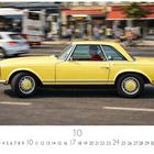 Mercedes 280 SL fährt schnell vorbei. Gelbes Auto auf belebter Straße, Retro-Stil. Kalender unten mit Nummern.