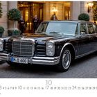 Mercedes 600, M B 600. Ein elegantes, schwarzes Auto vor einem edlen Gebäude mit beleuchteten Bäumen.