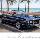 BMW Csi Cabrio, Casares Edition. Ein blaues, klassisches Cabriolet steht vor Palmen und Strand.