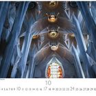 "Sagrada Familia, Barcelona, Spanien" steht unten. Ein kaleidoskopartiges Deckengewölbe mit verzierten Details und Fenstern.