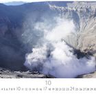 Text unten: "Vulkan Bromo, Indonesien". Kalender mit Zahlen 1 bis 31. Vulkanlandschaft mit Rauchwolken.