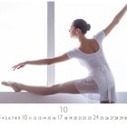"10" und "CASARES EDITION" unten. Eine Ballett-Tänzerin in weiß, elegant posierend vor hellem Hintergrund.