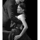 „10, Casares Edition“. Ein Paar tanzt eng umschlungen Tango. Elegante und kraftvolle Bewegungen.