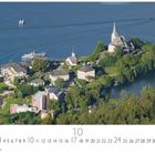 Text: "Maria Wörth", "10", "CASARES EDITION". 

Eine kleine Halbinsel mit Kirche, Gebäuden und zwei Schiffen im Wasser.