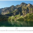 "Morskie Oko Zakopane" steht über einem klaren Bergsee vor imposanten, bewaldeten Gebirgsmassiven.