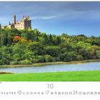 "Dromore Castle in Co. Limerick" steht unter einem Schloss auf einem bewaldeten Hügel, umgeben von Wasser und grünen Wiesen.