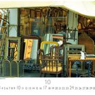 Flohmarkt voller Bilderrahmen und Möbel. Unten: Kalender mit Monatsübersicht und Nummer 10 hervorgehoben.