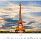 "Paris, Eiffelturm" und "10". Der Eiffelturm in goldener Abenddämmerung, blauer Himmel mit Wolken im Hintergrund.