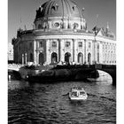 Bode Museum. Oktoberkalender, Zahlen 1-31. Historisches Gebäude mit Kuppel, Boot auf Fluss, viele Details.