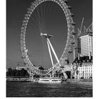 London Eye. Oktober 1-31, Tage von So bis Sa. Schwarz-Weiß-Foto des Riesenrads am Flussufer mit Boot.