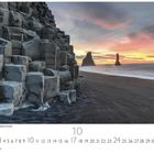 Text: "Reynisdrangar am Reynisfjara Strand." Zeigt eine Küstenlandschaft mit Basaltsäulen und Meer im Sonnenuntergang.