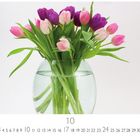 Zahl "10", darunter Datumsleiste 1-31, Vase mit lila und rosa Tulpen in klarem Wasser.