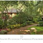 Kalenderblatt mit Oktober-Daten. Ein asiatisches Gartenhaus steht inmitten eines üppigen grünen Gartens mit Blumen.