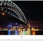 Sydney, Kalender für Oktober. Nachtansicht der beleuchteten Hafenbrücke mit Skyline im Hintergrund.