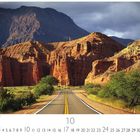 Kalenderblatt für Oktober mit Bild der Quebrada de Cafayate in Salta: rote Felsen, asphaltiertem Weg, grünen Büschen.