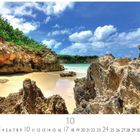 Beach in Samana. Kalenderseite: Monat Oktober, Tage 1 bis 31. Bild einer felsigen Küste und einem Sandstrand bei klarem Himmel.