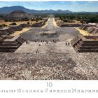 Text: "Teotihuacan". Ansicht einer antiken Stätte mit Pyramiden und Menschen auf breiten Steinstufen, Berge im Hintergrund.