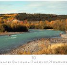 Herbst in Alaska. Kalender-Cover vom Oktober. Ein Fluss mit türkisfarbenem Wasser schlängelt sich durch bunte Wälder.