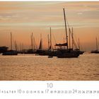 "Sonnenuntergang am Hafen. Casares Edition. Oktober. Zahlreiche Segelboote vor orangem Himmel bei Sonnenuntergang."