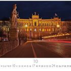 Text: München Maximilianeum, 10. Abgebildet ist ein beleuchtetes Gebäude bei Nacht mit einer Statue im Vordergrund.