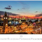 Landungsbrücken. Kalenderblatt für den Monat Oktober. Abendliche Hafenansicht mit beleuchteten Gebäuden und Kranen im Hintergrund.