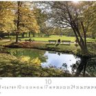Text oben: "Herbst im Englischen Garten". Darunter ein Teich mit Ufer, umgeben von Bäumen mit herbstlichen Blättern.