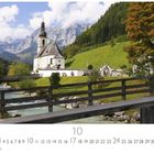 Kalenderblatt Oktober, "Ramsau". Kirche vor Bergpanorama, Fluss und Brücke im Vordergrund.