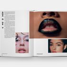 Links steht: "ANA G DE V". Rechts sind Nahaufnahmen von Gesichtern. Lippen mit dunklem Lippenstift, Augen-Make-up.