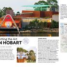 "Putting the Art in Hobart" ist der Haupttext. Darstellung eines modernen Gebäudes mit rustikaler Architektur vor Wasser.