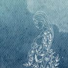 Keine Texte erkennbar. Illustration: Silhouette einer schwangeren Frau mit floralen Motiven, Hintergrund in verschiedenen Blautönen.