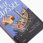 Text: "DIE ODYSSEE", "Nicolás Schuff", "Mariana Ruiz Johnson", "Insel". Illustration: Ein Mann im Wasser neben einem Schiff voller Leute.