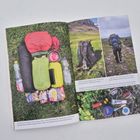 „Mein Rucksack wiegt etwa ein Pfund“ und „Kleinkram wird nach Zugriffshäufigkeit getrennt“ steht auf dem Bild. Rucksack und Wanderer.