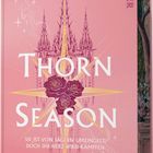 "THORN SEASON: Sie ist von Jägern umzingelt, doch ihr Herz wird kämpfen." Rosa Hintergrund mit Rosen und gothischem Muster.