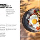 "Kartoffelrösti mit Spiegelei und gebratenen Pilzen" Rezept mit Zutatenliste und Zubereitung; nebenan ein Teller mit dem Gericht.