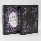 "Mirror Mirror, tell me lies" auf einem dunklen Buchcover. Lila Blumen und rote Augen zieren den schwarzen Hintergrund.