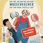 Text: "Der Tag, an dem der Opa den Wasserkocher auf den Herd gestellt hat." Illustration: Opa mit Wasserkocher, erstaunte Kinder.