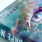 Text: "Die Weltbestseller-Autorin von" "Tahereh Mafi", "SHATTER ME". Ein großes Auge umgeben von bunten, abstrakten Farben.