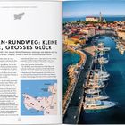 "Strunjan-Rundweg: Kleine Küste, großes Glück." Links Text über Wanderung in Slowenien, rechts Küstenlandschaft mit Booten.