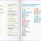 Texte: Essen & Trinken, Einkaufen, Stell- & Campingplätze. Foto: Mittelaltergebäude und Marktstände bei Sonnenschein.