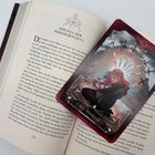 Text: "Der Fall der Parker Bennett", "Die Sünderin". Geöffnetes Buch, Tarotkarte zeigt Frau mit rotem Haar und Schwertern im Hintergrund.